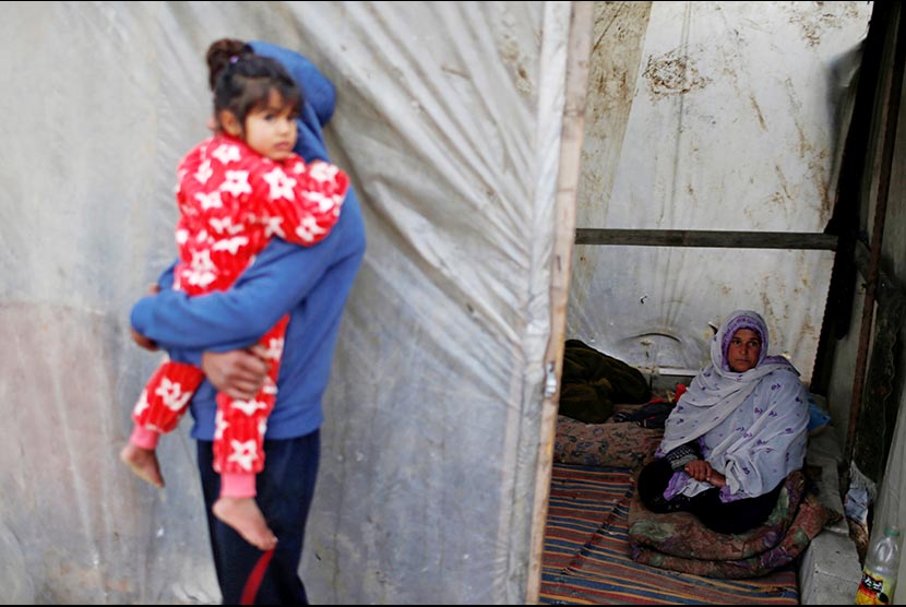 Palestina Atasi Wabah Corona dalam Keterbatasan. Wanita Palestina berdiam di dalam tenda plastik dekat rumahnya yang hancur di selatan Jalur Gaza.