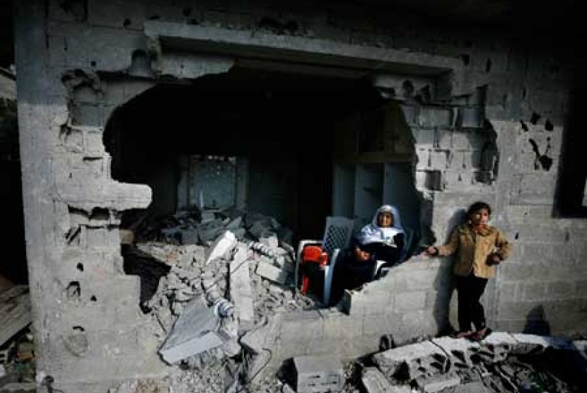 Wanita Palestina di bekas reruntuhan