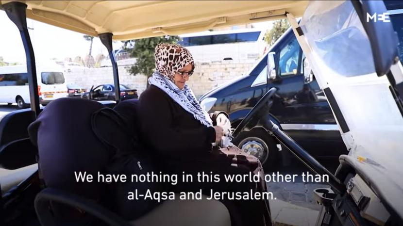 Kisah Tuk-Tuk Hajja Nafisa dan Kecintaan pada Al Aqsa. Wanita Palestina, Hajja Nafisa (68 tahun), dengan tuk-tuknya setia mengantar jamaah menuju dan dari Masjid Al Aqsa di Yerusalem, Palestina.
