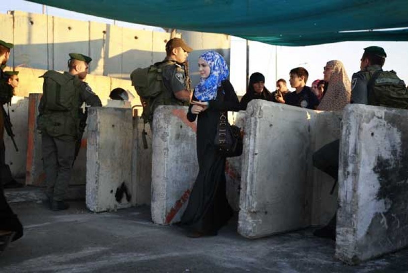  Wanita Palestina melewati pos pemeriksaan tentara zionis Israel dekat Masjid Al Aqsa di Yerusalem.