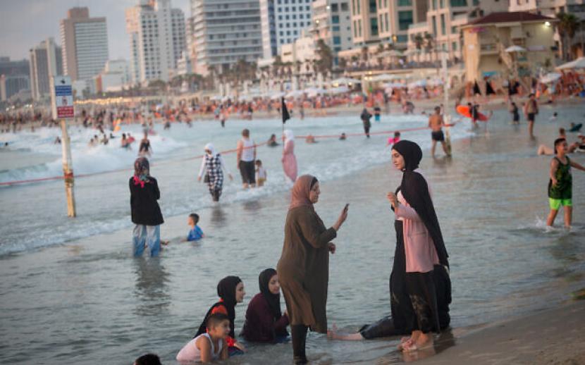 Wanita Palestina menikmati pantai di Tel Aviv pada 4 Agustus 2020.