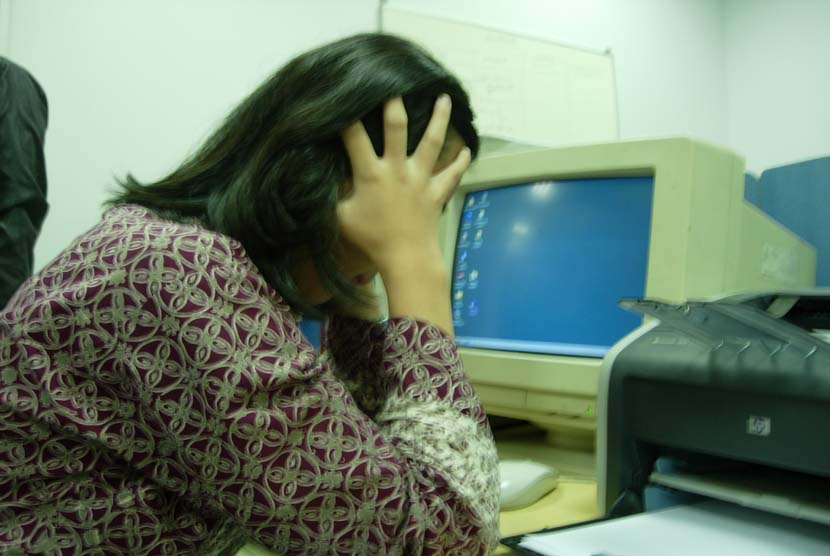 Wanita Pekerja yang stress komputer (ilustrasi).