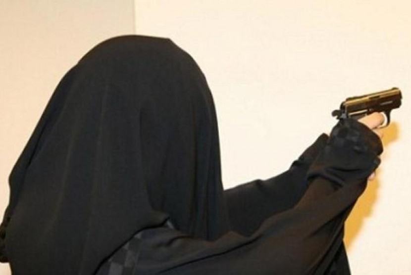 Wanita Saudi tengah berlatih menembak.