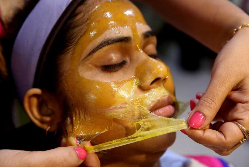 Wanita sedang melakukan perawatan kulit wajah.