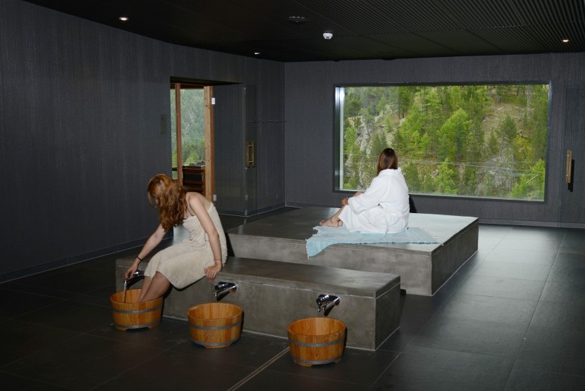 Wanita sedang menikmati sauna.