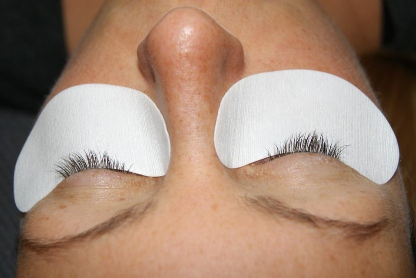 Wanita sedang menjalani perawatan ekstensi bulu mata.