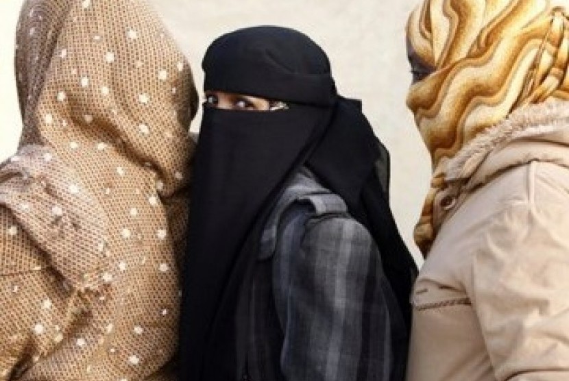 Wanita Tunisia kini bisa pakai foto berjilbab dalam pembuatan KTP.