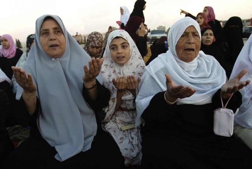 Wanita-wanita Palestina berdoa setelah shalat Idul Adha di daerah Suq Nusirot, Gaza Tengah, Jumat (25/10)  