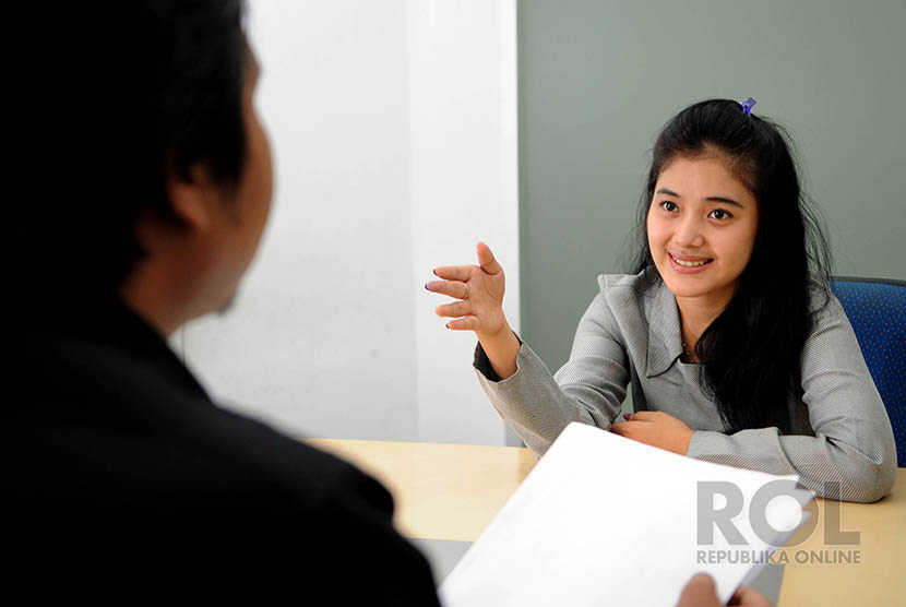 Wanita wawancara melamar pekerjaan hrd interview job (ilustrasi)