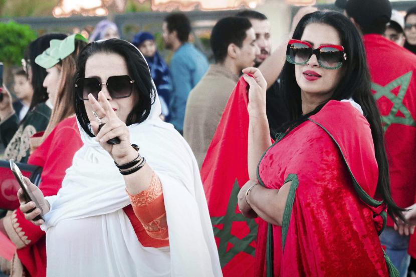 Wanita yang mengenakan pakaian tradisional Sahrawi mendukung Maroko di Piala Dunia (ilustrasi)