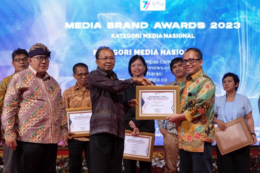 Wapemred Republika.co.id Nur Hasan Murtiaji menerima penghargaan dari Gubernur Bali I Wayan Koster. 