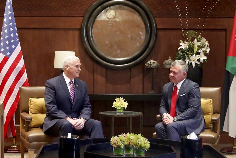Wapres AS, Mike Pence (kiri) bertemu dengan Raja Yordania, Abdullah di Istana Husseiniya, Amman, Ahad (21/1). 