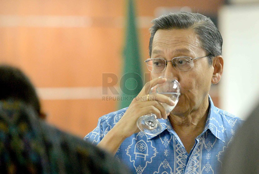   Wapres Boediono beristirahat sejenak saat memberi kesaksian dalam sidang kasus dugaan korupsi Bank Century dengan terdakwa Budi Mulya di Pengadilan Tipikor, Jakarta, Jumat (9/5).  (Republika/Agung Supriyanto)