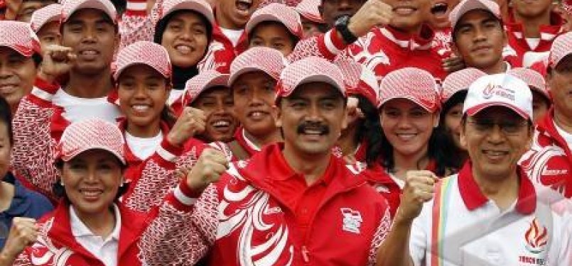 Wapres Boediono (kanan bawah), Menteri Pemuda dan Olahraga Andi Mallarangeng (tengah bawah) dan Ketua Umum Panitia Penyelenggara SEA Games XXVI Indonesia (Inasoc) Rita Subowo (kiri bawah) berfoto bersama dengan sejumlah atlet Indonesia seusai acara pelepas