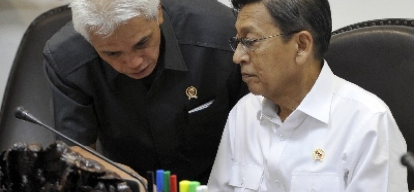 Wapres Boediono (kanan) berbincang dengan Menko Perekonomian Hatta Rajasa (kiri) sebelum rapat kabinet terbatas di kantor kepresidenan, Jakarta.