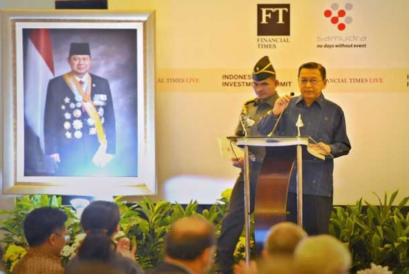 Wapres Boediono (kanan) menyampaikan pidato mengenai perkembangan ekonomi dalam forum Indonesia Investment Summit 2013 di Jakarta, Kamis (7/11). 