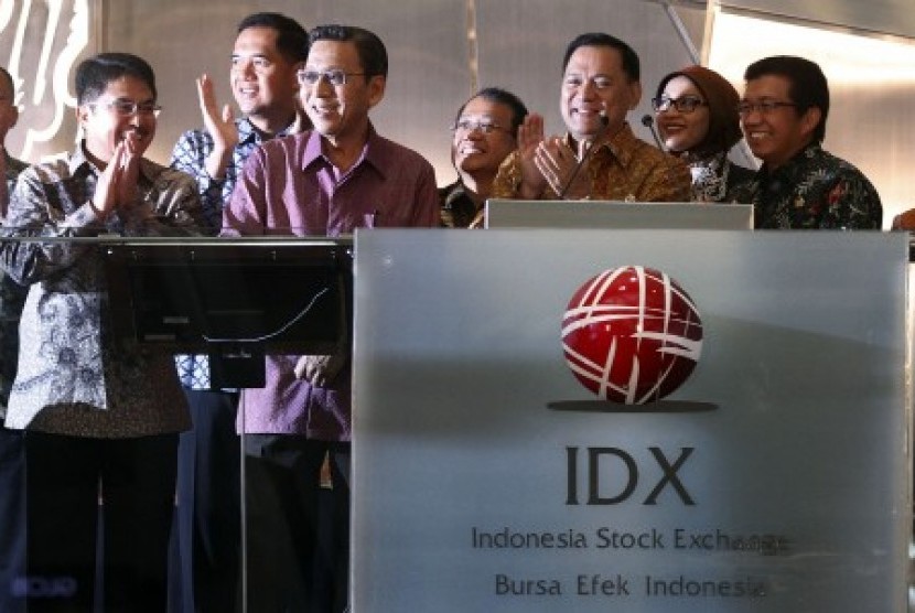 Wapres Boediono (ketiga kiri) didampingi Menkeu Agus Martowardojo (ketiga kanan), Mendag Gita Wirjawan (kedua kiri), Ketua Dewan Komisioner Otoritas Jasa Keuangan (OJK) Muliaman D. Hadad (kanan) dan Dirut Bursa Efek Indonesia (BEI) Ito Warsito (kiri) meres