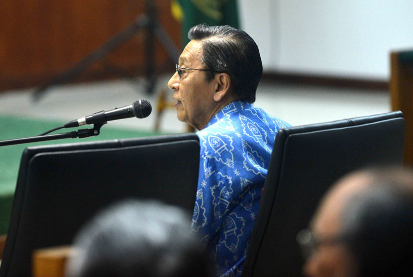  Wapres Boediono memberi kesaksian dalam sidang kasus dugaan korupsi Bank Century dengan terdakwa Budi Mulya di Pengadilan Tipikor, Jakarta, Jumat (9/5).  (Republika/Agung Supriyanto)