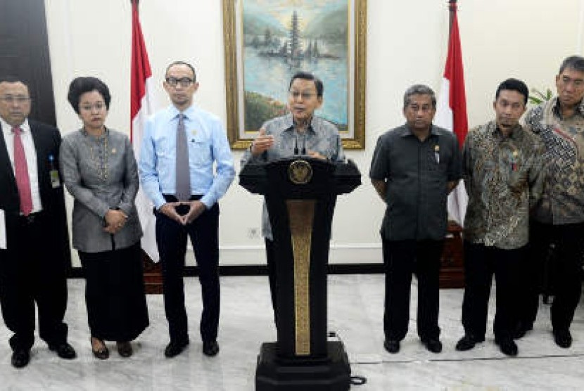 Wapres Boediono (tengah) didampingi sejumlah pejabat dan menteri memberikan keterangan pers tentang kompensasi kenaikan harga BBM di kantor Wapres, Jakarta, Selasa (18/6). Pemerintah akan memberikan kompensasi kepada masyarakat terkait kenaikan harga BBM m