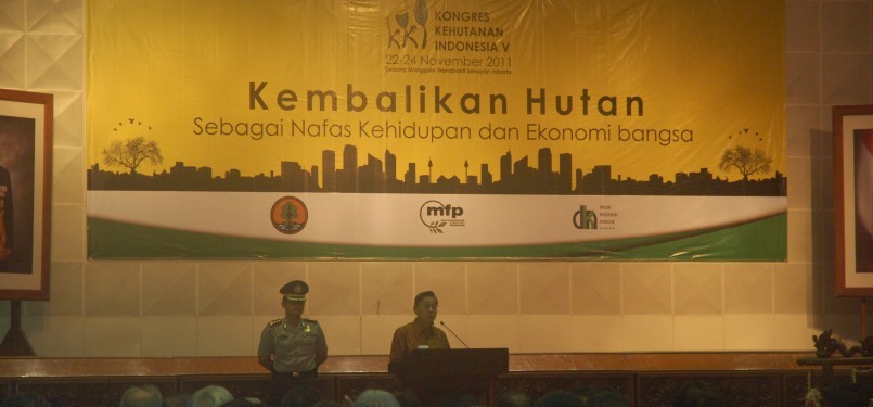 Wapres Budiono membuka Kongres Kehutanan Indonesia (KKI) V di Auditorium Gedung Manggala Wanabakti, Jakarta, Selasa (22/11).