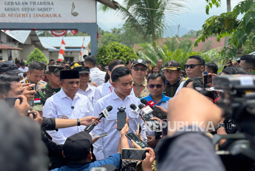 Wapres Gibran bersama Gubernur Anwar Hafid kunjungi korban gempa Poso.