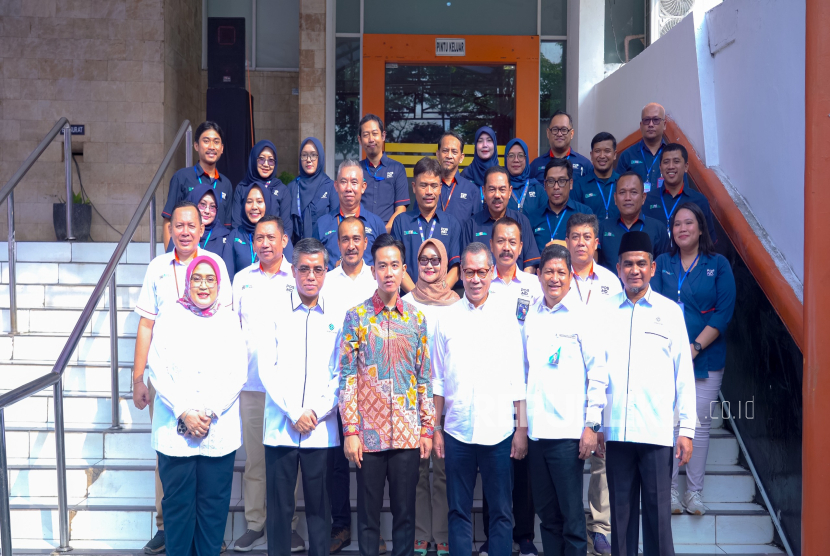 Wapres Gibran bersama rombongan mengunjungi Kantor Pos.