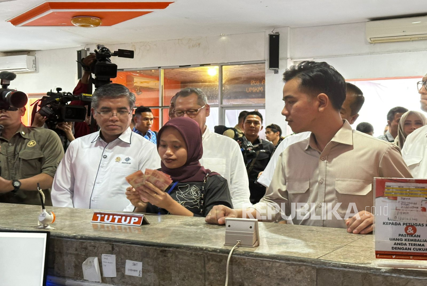 Wapres Gibran dan Menaker Yassierli memantau penyaluran BSU.