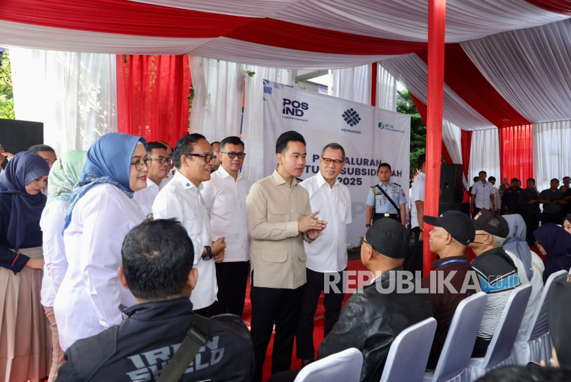 Wapres Gibran Rakabuming Raka bersama Wamenaker Emmanuel Ebenezer meninjau distribusi BSU di Kantor Pos Tangerang.
