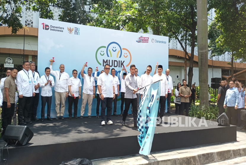 Wapres) Gibran Rakabuming Raka melepas peserta program Mudik Bersama Holding BUMN Danareksa 2026 pada Selasa (17/3/2026) di Jakarta.
