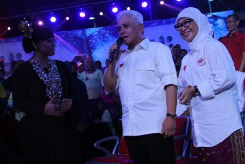Wapres Hatta Rajasa (kiri) dan Okke Rajasa menghadiri puncak Kontes Dangdut Indonesia 2014 di Theater Bhinneka Tunggal Ika, Taman Mini Indonesia Indah, Jakarta, Senin (16/6). 