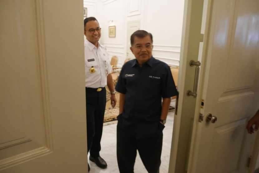Wapres JK antar Gubernur DKI Anies Baswedan sampai ke dalam ruang kerja di Balai Kota DKI Jakarta, Jumat (3/8), seusai mengecek kesiapan venue Asian Games 2018.