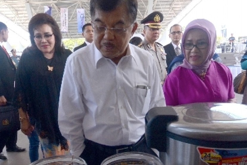Wapres JK didampingi Ibu Mufida berkunjung ke Bosowa Food Festival di Lapangan Karebosi, Makassar, Sabtu (28/2).