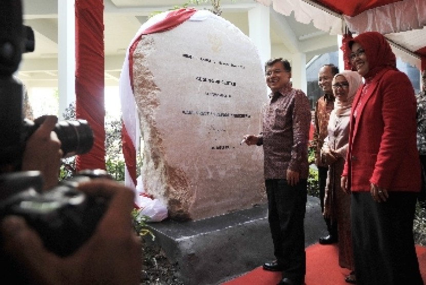   Wapres JK didampingi Ibu Mufida Jusuf Kalla saat meresmikan gedung JK Center di Universitas Hasanuddin Gowa, Jumat (27/2).