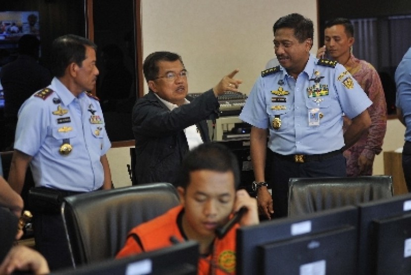 Wapres JK memantau proses pencarian pesawat AirAsia di Pusat Informasi Basarnas Jakarta, Ahad (28/12).