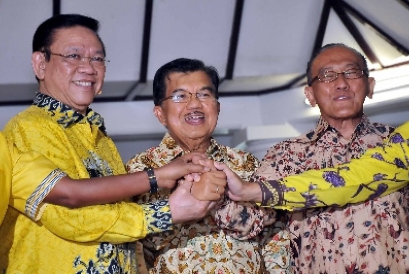 Wapres JK mendamaikan kubu Agung Laksono dan Aburizal Bakrie.