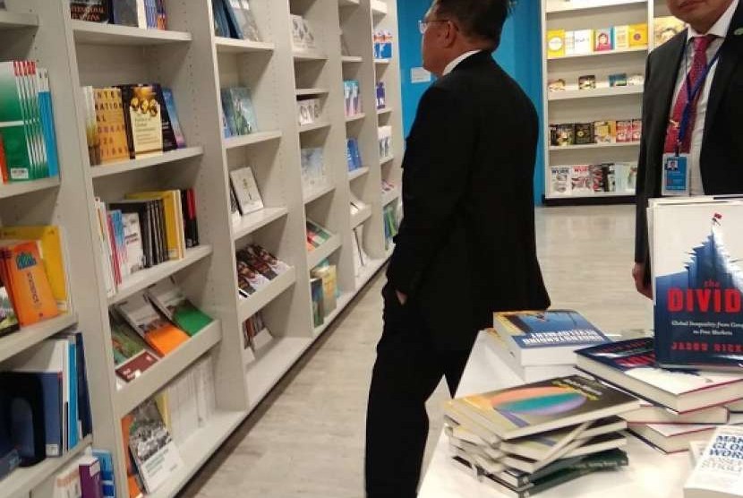 Wapres Jusuf Kalla berbelanja buku di Markas Besar, PBB, New York, Senin (24/9)
