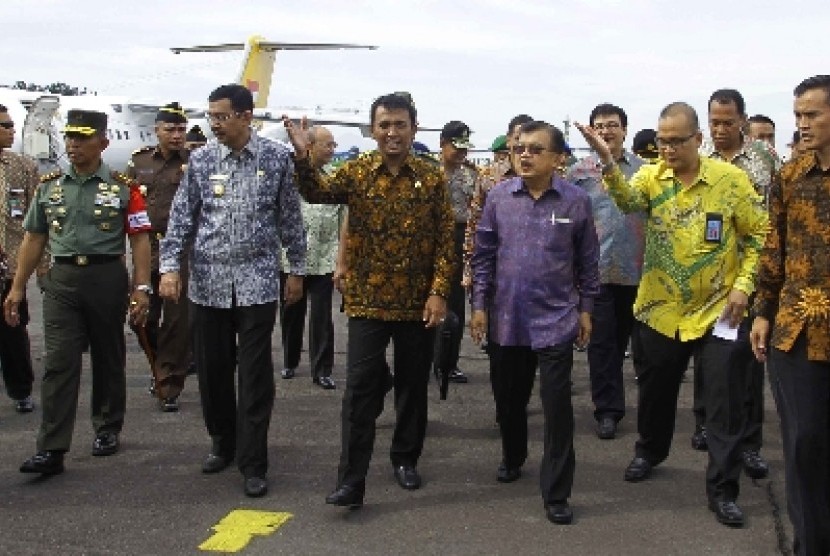 Wapres Jusuf Kalla bersama Gubernur Sumut Gatot Pujo Nugroho (ketiga kiri).