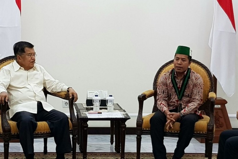 Wapres Jusuf Kalla bersama Ketua Umum HMI Mulyadi P Tamsir di Kantor Wapres, Jumat (5/2). 