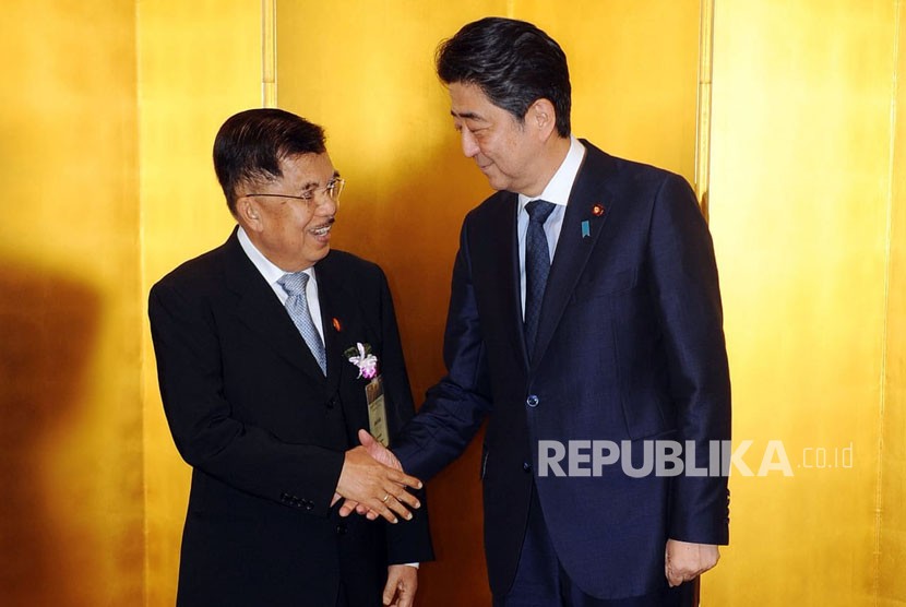 Vice President Jusuf Kalla meets with Japan PM Shinzo Abe prior to the dinner, as part of the agenda of the 24th International Conference on the Future of Asia in Tokyo, Japan, Monday (June 11).