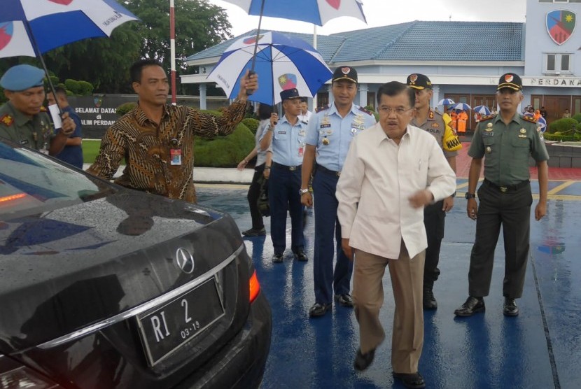 Wapres Jusuf Kalla bertolak ke Makassar untuk meninjau langsung  kondisi terkini suasana dan warga terdampak banjir di MakassarAhad (27/1).