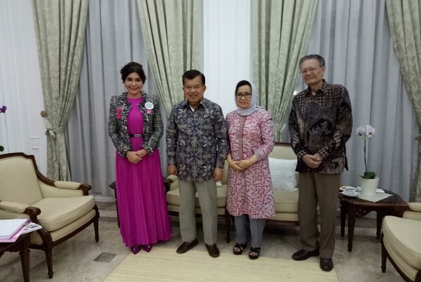 Wapres Jusuf Kalla dan Mufidah Jusuf Kalla menerima Dr Deby Vinski Presiden Badan Akreditasi Anti-Aging Dunia atau World Council of Preventive Medicine (WOCPM)  