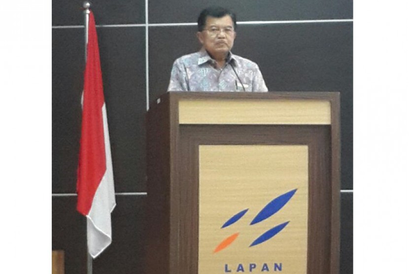 Wapres Jusuf Kalla di Pusat Teknologi Penerbangan LAPAN