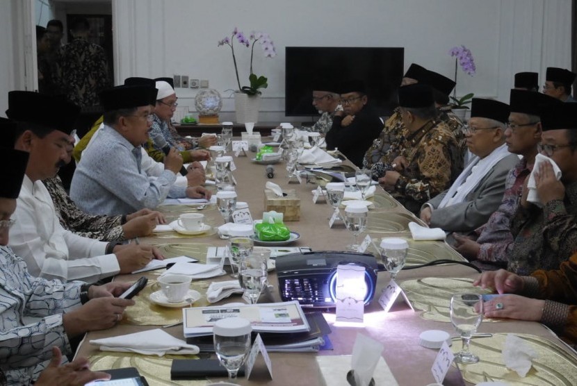 Wapres Jusuf Kalla didampingi Mensesneg, Menteri Agama, Panglima TNI, Kapolri menggelar pertemuan dengan sejumlah Pimpinan Ormas Islam di kediaman dinas Wapres, Jalan Diponegoro, Jakarta, Jumat (26/10/2018).