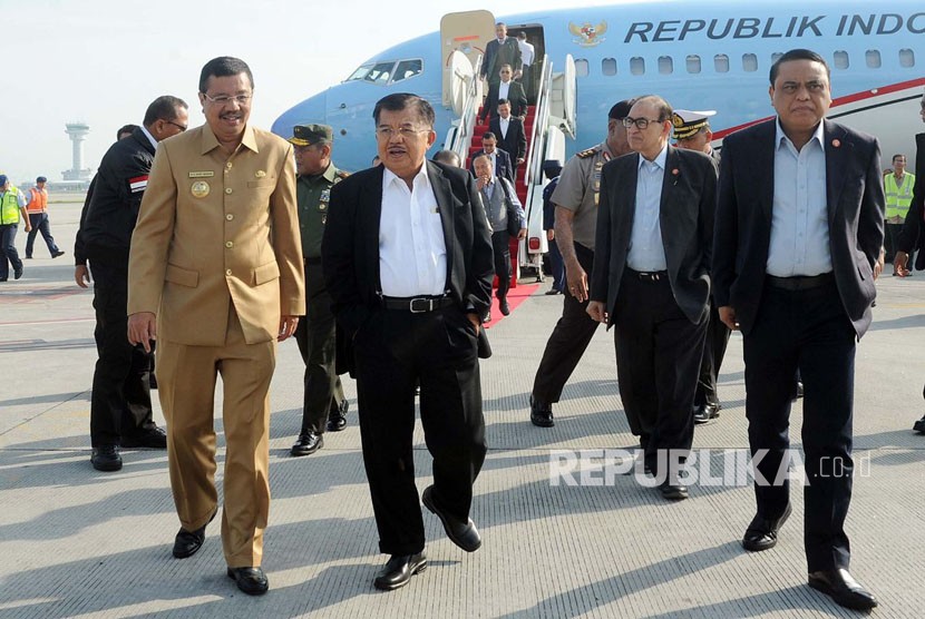 Wapres Jusuf Kalla didampingi Wakapolri Komjen Pol Syafruddin saat akan melakukan kunjungan kerja ke negara Islam Afghanistan di Pangkalan Udara TNI AU Halim Perdanakusuma, Jakarta, Selasa (27/2).  Wapres Jusuf Kalla mengunjungi Afghanistan dalam rangka Konferensi Perdamaian Kabul. 