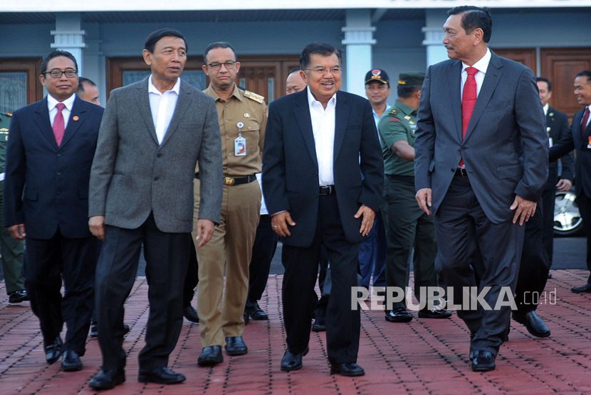 Vice President Jusuf Kalla and his entourage were seen off by coordinating minister for political, security and legal affairs Wiranto, coordinating minister for maritime affairs Luhut B Panjaitan and Jakarta governor Anies Baswedan at Halim Perdanakusuma Air Force Base, Jakarta, Tuesday (Feb 27).