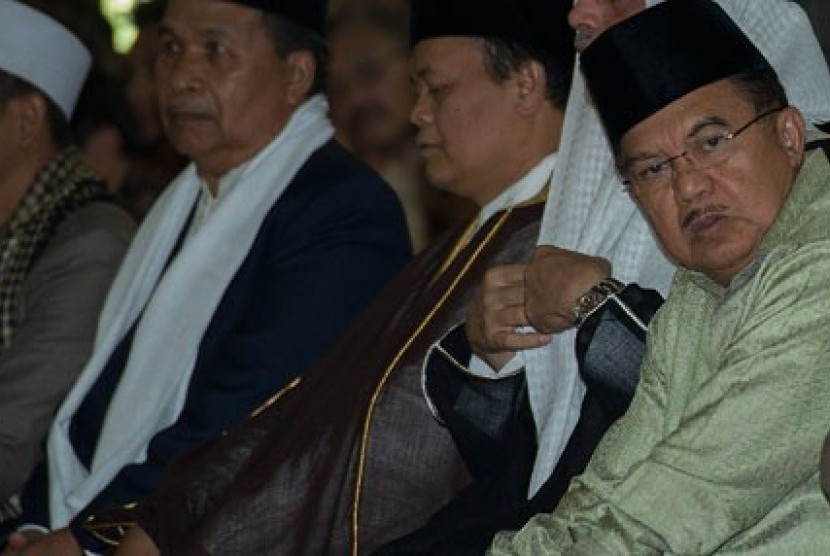 Wapres Jusuf Kalla duduk bersama jamaah lainnya sebelum menunaikan ibadah shalat Jumat di Masjid Istiqlal