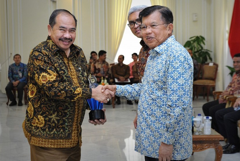 Wapres Jusuf Kalla (kanan) bersama Ketua Komisi Informasi Pusat (KIP) John Fresly (tengah) memberikan pemeringkatan Badan Publik (BP) dan Keterbukaan Informasi Publik tahun 2016 kepada Ketua PPATK Kiagus Ahmad Badaruddin (kiri) di Istana Wapres, Jakarta, S