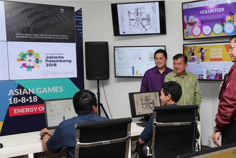 Wapres Jusuf Kalla (kanan) didampingi Ketua INASGOC Erick Thohir menyaksikan beroperasinya Main Operation Center (MOC) Asian Games 2018 yang berada di lantai dasar markas INASGOC di Wisma Serba Guna, Senayan, Jakarta (31/1). Di ruangan ini nantinya semua aktivitas yang berkaitan dengan Asian Games 2018 akan dikontrol.