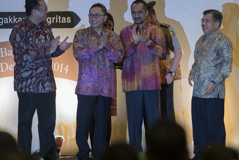 Wapres Jusuf Kalla (kanan) didampingi Ketua MPR Zulkifli Hasan (kedua kiri), Ketua DPD Irman Gusman (kiri) dan Ketua KPK Abraham Samad (kedua kanan) membuka Konferensi Nasional Pemberantasan Korupsi (KNPK) Tahun 2014 di Balai Kartini, Jakarta, Selasa (2/12