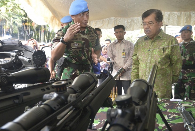 Wapres Jusuf Kalla (kanan) mendapat penjelasan dari Wadan Paspampres Mayjen TNI (Mar) Bambang Sus (kiri) mengenai senjata runduk ketika mengunjungi Makas Pasukan Pengamanan Presiden (Paspampres) di Tanah Abang, Jakarta, Jumat (29/5).